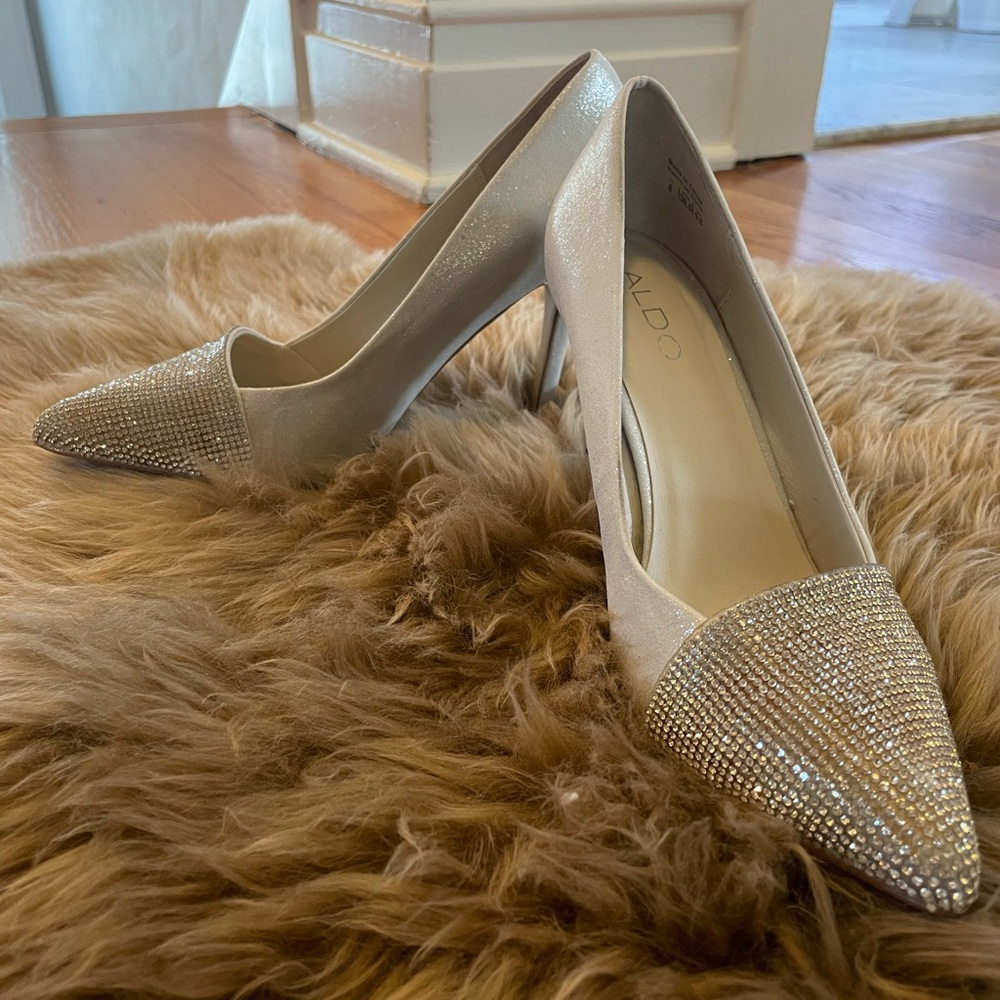 Aldo 4” rhinestone pointed toe heels -size 8